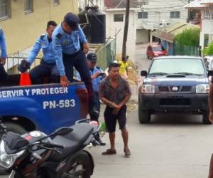 José Neptaly Cruz Hernández antes de ingresar a los Juzgados de Roatán. Fotos EL HERALDO