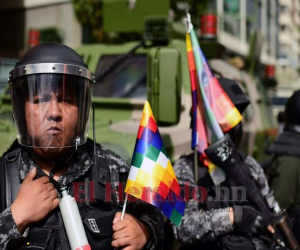 Los partidarios del ex presidente boliviano Evo Morales, participan en una marcha en el centro de La Paz el 12 de noviembre de 2019, después de que se fue en el exilio a México. Foto Agencia AFP.