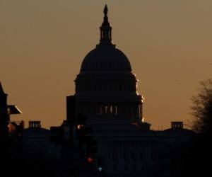 Contorno del Capitolio de Estados Unidos al amanecer en Washington, el 23 de diciembre de 2018. (AP Foto/Carolyn Kaster)