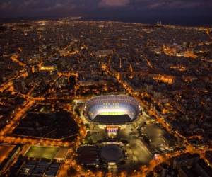 ARCHIVO - En esta foto de 19 de septiembre del 2017, el estadio Camp Nou se ve iluminado en Barcelona. Barcelona le entregÃ³ 30.000 mÃ¡scaras al gobierno de CataluÃ±a para ayudarlo a combatir la pandemia de coronavirus, dijo el club el sÃ¡bado, 28 de marzo del 2020. (AP Foto/Emilio Morenatti)