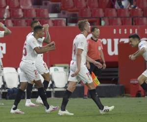 El argentino Lucas Ocampos de penal (56) y el brasileño Fernando de cabeza (62) decantaron para los locales. AFP.