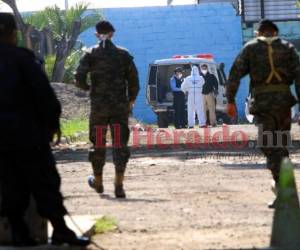 Momento en que eran retirados los cadáveres de las seis reclusas asesinadas. Foto: Alex Pérez / EL HERALDO.