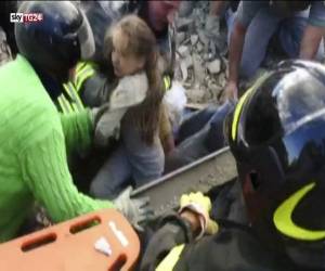 La niña fue restada en Pescara del Tronto, uno de tres poblados más afectados por el movimiento (Foto: AP)