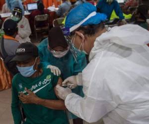 Honduras solo ha vacunado con dosis donadas por el gobierno de Israel. Foto: AFP