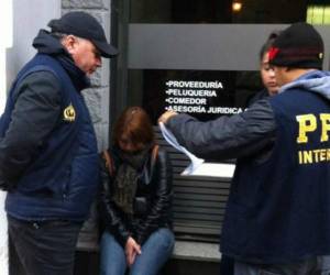 La joven llevaba varios años prófuga de la justicia y fue detenida mientras trabajaba en un bar como cocinera en Argentina. Foto: lavoz.com.ar