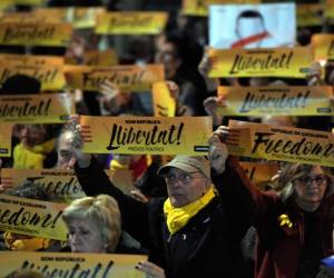 Centenares de personas reclaman la libertad de Junqueras en su ciudad. Foto AFP