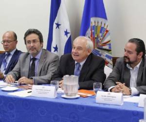 Los integrantes de la Maccih durante una reunión que sostuvieron con miembros de la sociedad civil el día de su presentación oficial en Tegucigalpa en febrero pasado.