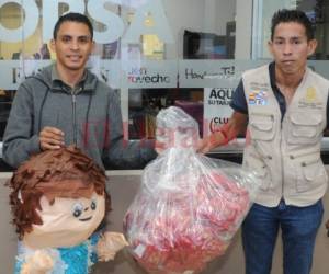 Marcelo Wong hizo entrega de la donación a EL HERALDO. Foto: Alejandro Amador/EL HERALDO