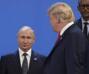 El presidente de Estados Unidos, Donald Trump, mira al presidente de Rusia, Vladimir Putin, mientras se presentan para una foto familiar, durante la Cumbre de Líderes del G20 en Buenos Aires, el 30 de noviembre de 2018.