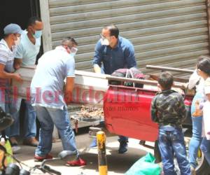 Momento en que los familiares de Rivera Centeno retiraban su cadáver de la morgue capitalina. Foto: Estalin Irías / EL HERALDO.