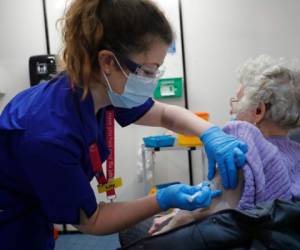 Margaret Keenan, una anciana de 90 años, sentada en un sillón con el brazo extendido, conversando tranquilamente con una enfermera en un hospital de Coventry, en el centro de Inglaterra, fue la primera en ponerse la vacuna.