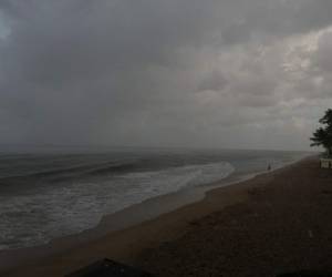 Un hombre se baja de la playa durante una lluvia torrencial mientras hay órdenes de evacuación obligatorias para partes del condado de Palm Beach en Lantana Beach, Florida. Agencia AFP.