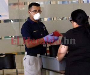 Honduras reportó la madrugada de este miércoles que tiene dos casos positivos de coronavirus. Las personas infectadas son dos mujeres. Una de ellas es una hondureña embarazada de 42 años, quien ingresó asintomática al país procedente de España a través del Aeropuerto Internacional Toncontín.Mientras que la segunda paciente también es una compatriota, de 37 años, cuyo país de procedencia fue Suiza y arribó al Aeropuerto Ramón Villeda Morales de San Pedro Sula (norte de Honduras).