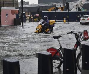 En el sur de Londres, cerca de la estación de Queens Town Road, la policía cerró una calle ya que la calzada estaba inundada. Foto: AFP.