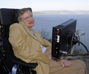 En esta foto tomada el 25 de septiembre de 2008, el profesor Stephen Hawking es fotografiado durante una visita a Cape Finisterre, a unos 90 km de Santiago, al noroeste de España. El reconocido físico británico Stephen Hawking, cuyo genio mental y discapacidad física lo convirtieron en un nombre conocido e inspirador en todo el mundo, ha muerto a la edad de 76 años. Foto AFP