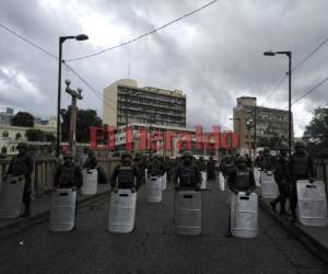 Así se encuentran ubicados los militares resguardando los accesos al Congreso Nacional. (Foto: Johny Magallanes / EL HERALDO)
