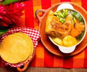 La sopa de gallina india con vegetales es uno de los platillos más emblemáticos de la cocina lenca.