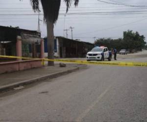 Los cadáveres del conductor y la fémina quedaron dentro de los terrenos de una vivienda. Foto: Cortesía Hoy Mismo.