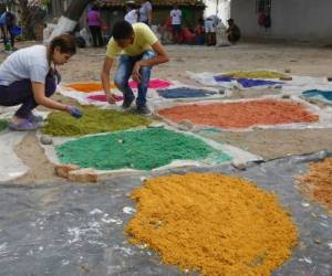 Los jóvenes de la pastoral juvenil de la parroquia San José Obrero han dedicado extensas horas de trabajo para colorear el aserrín.