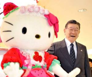Una botarga de Hello Kitty y el empresario Shintaro Tsuji, dueño de la compañía Sanrio. Fotos: AFP.