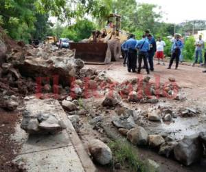 Autoridades policiales realizaron este viernes una inspección en la zona donde un alud de tierra acabó con la vida de un joven y un menor de edad en la colonia Los Llanos de la capital de Honduras. Foto: Mario Urrutia/ EL HERALDO