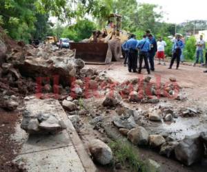 Autoridades policiales realizaron este viernes una inspección en la zona donde un alud de tierra acabó con la vida de un joven y un menor de edad en la colonia Los Llanos de la capital de Honduras. Foto: Mario Urrutia/ EL HERALDO