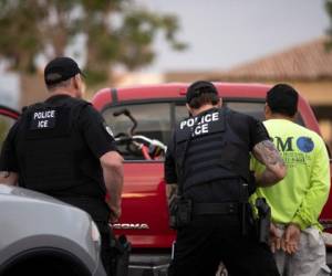 Agentes del Servicio de Control de Inmigración y Aduanas detienen a un hombre durante un operativo en Escondido, California. Foto: AP/Gregory Bull