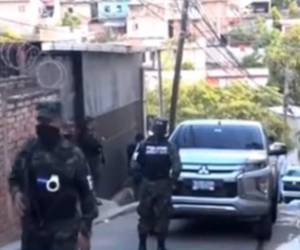 Los agentes de la Policía Militar llegaron hasta el lugar donde estaba el cadáver del hombre.