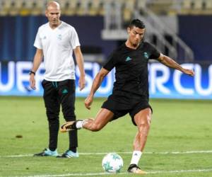 Cristiano Ronaldo trabaja en la defición bajo la mirada de su técnico Zinedine Zidane (Foto: Agencia AFP)