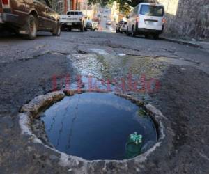 El colapso del pozo de inspección se debe a que las tuberías se encuentran obstruidas. A causa del derrame de aguas se han formado varias grietas sobre la calzada. Foto: David Romero/EL HERALDO