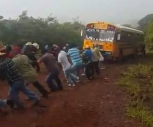 Unos 30 pasajeros jalan el bus -cuya ruta se desconoce-. Foto captura Facebook