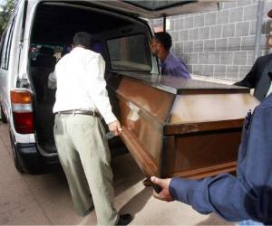 Un cuerpo es reclamado en la morgue del Ministerio Público en la capital de Honduras.