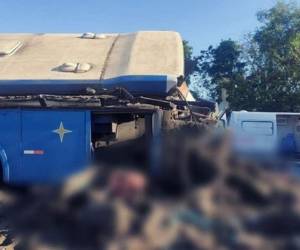 Medios locales informaron que unas 53 personas iban en el autobús, en tanto que el conductor del camión fue rescatado con vida. Foto: Cortesía.