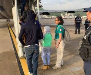 Los hondureños fueron trasladados en avión desde Tabasco hacia Honduras. Foto: Cortesía INM.