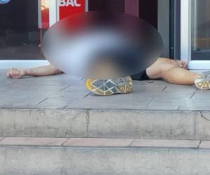 El cuerpo de la víctima no presentaba lesiones físicas a plena vista, por lo que su muerte se maneja como indeterminada.