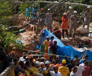 El cuerpo de rescatistas realizaba tareas de limpieza y remoción de escombros, y no se descartaba que pudieran encontrar otras víctimas fatales.