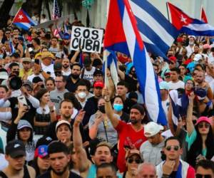 La gente se manifiesta, algunos con banderas y pancartas cubanos y nacionales de los Estados Unidos, durante una protesta contra el gobierno cubano en Miami el 11 de julio de 2021. Foto: AFP