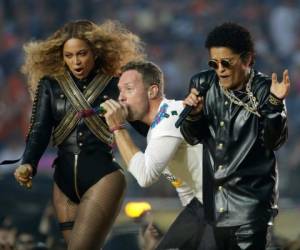 Beyoncé, Chris Martin y Bruno Mars en acción durante el Super Bowl 50.
