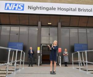 Andrea Young (C), directora ejecutiva de North Bristol Trust, participa en la inauguración formal del NHS Nightingale Hospital Bristol, ubicado en la Universidad del Oeste de Inglaterra. Foto: Agencia AFP.
