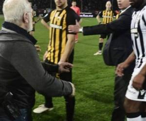 El domingo por la noche, después del partido que enfrentó al Volos contra Olympiacos (0-0), aficionados provistos de petardos se acercaron al domicilio de uno de los árbitros para intimidarle.