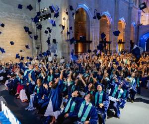 Las beneficiarias no solo reciben apoyo económico, sino que también pasan a integrar la comunidad IE Foundation Fellows, una red internacional de profesionales de alto impacto.