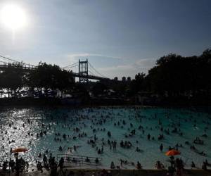 Las autoridades pidieron a la población el domingo que se mantuviera hidratada, cuidar especialmente a enfermos y ancianos. Foto AFP