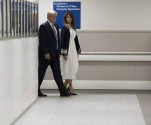 El presidente estadounidense Donald Trump visitó el hospital junto a su esposa. Foto: Agencia AFP