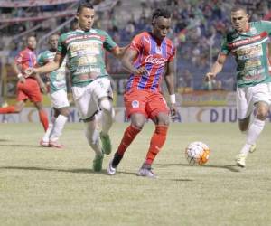 El juvenil Alberth Elis es marcado por dos jugadores de Marathón.