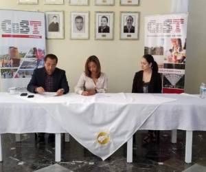 Momento en que se firma el convenio de cooperación.