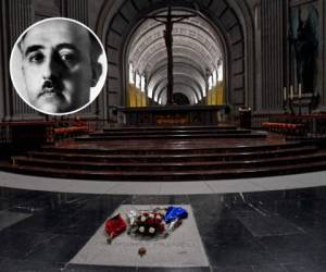Desde su muerte en 1975, Franco ha estado en una tumba, siempre adornada con flores frescas, a los pies del altar de la basílica. Fotos: AFP