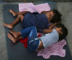 Niños migrantes duermen en un colchón en el piso del refugio para migrantes AMAR en Nuevo Laredo, México. Una ONG denunció que más de 900 niños han sido separados de sus familias en la frontera desde que un juez ordenó el año pasado que la práctica se redujera drásticamente. Foto: Agencia AP.