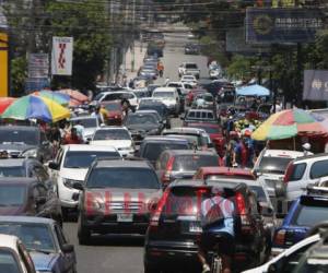 Como si fuera un día normal, el tránsito de automóviles congestionó las calles y avenidas. Fotos: Jonny Magallanes.