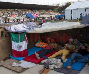 La ayuda humanitaria aumentó el martes para los cerca de 4,500 migrantes congregados en el estadio Jesús Martínez tras un arduo periplo que los llevó a recorrer tres países en tres semanas.