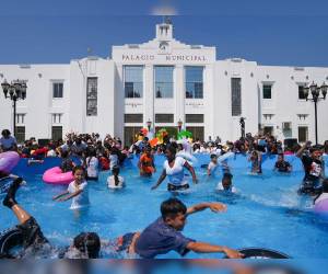 Muchos sampedranos se sorprendieron al pasar por el parque central de San Pedro Sula y encontrarse varias piscinas que fueron colocadas en ese transitado sector de la ciudad industrial del país. A continuación te contamos cómo son y por qué están ahí.